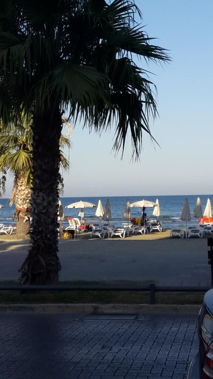 La C Mer Larnaca Esterno foto